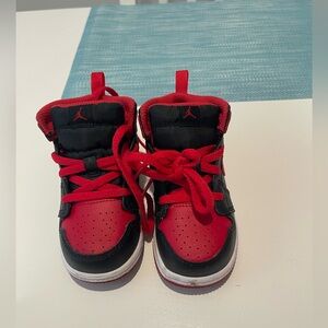 GENTLY USED JORDANS SIZE 7C